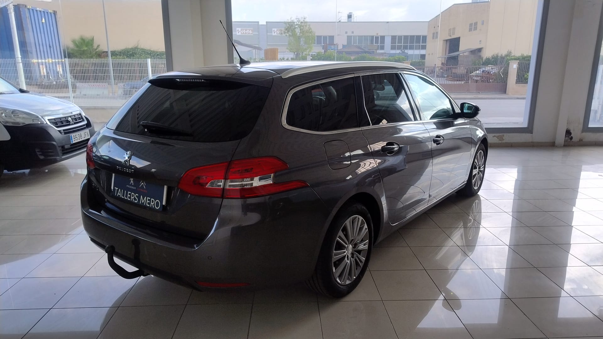 Peugeot 308sw Allure Pack 1.6 BlueHDI 120 EAT6 - Imatge 20