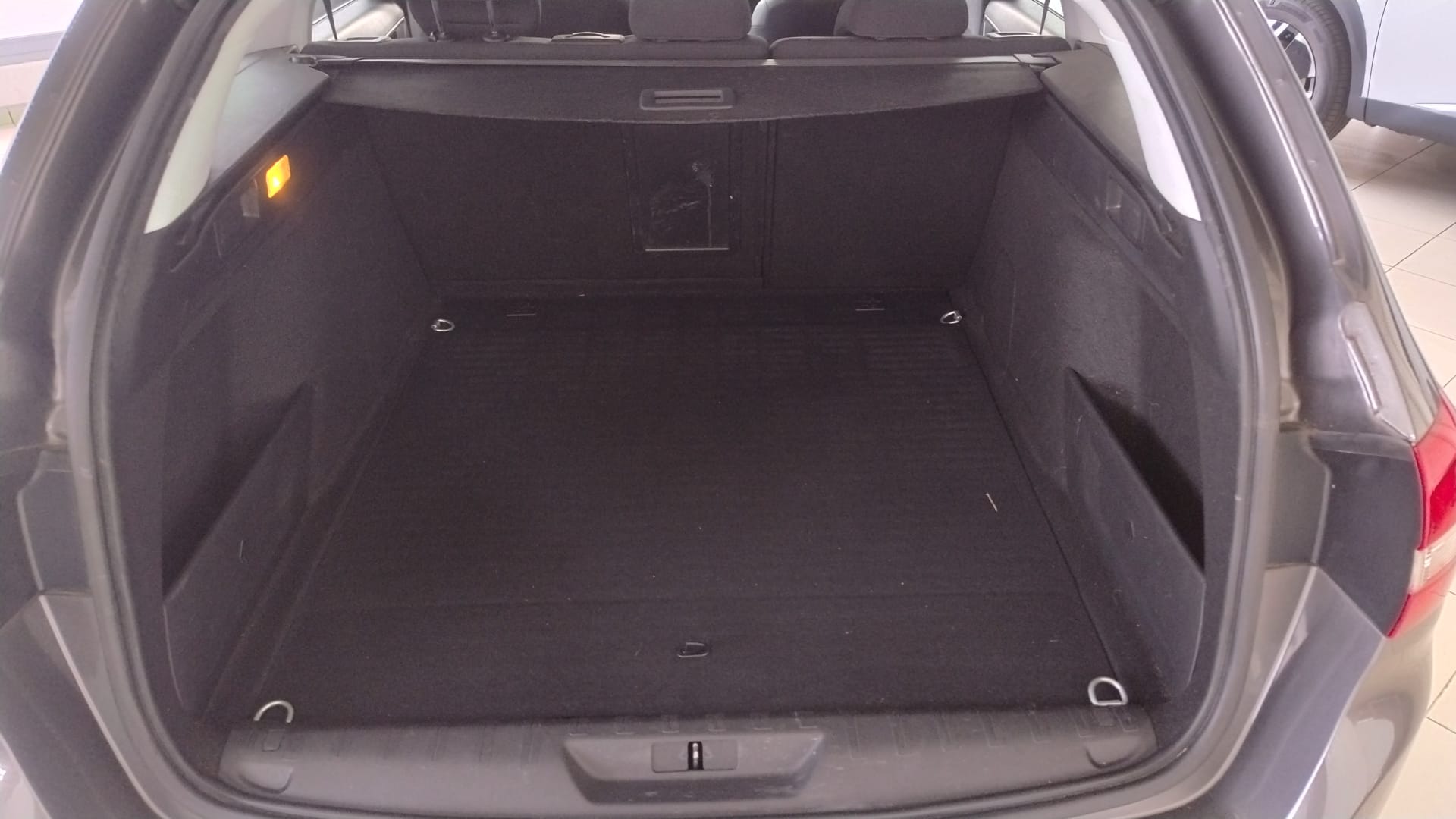 Peugeot 308sw Allure Pack 1.6 BlueHDI 120 EAT6 - Imatge 13