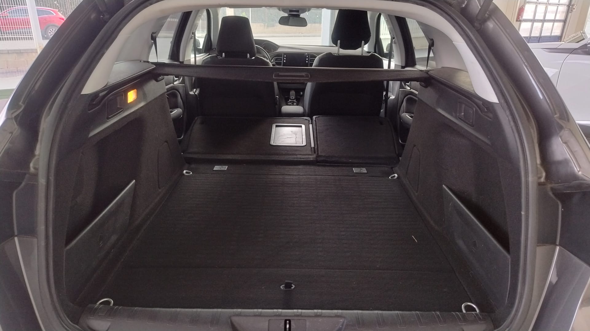Peugeot 308sw Allure Pack 1.6 BlueHDI 120 EAT6 - Imatge 14